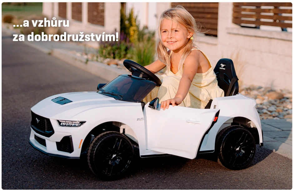 ...a vzhůru za dobrodružstvím! – dítě v elektrickém autíčku venku