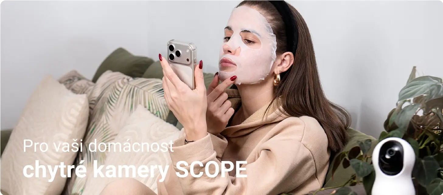 Pro vaši domácnost chytré kamery SCOPE – žena relaxuje na pohovce