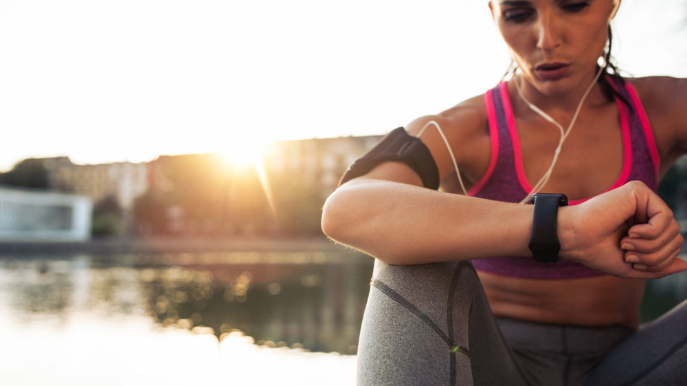 Sportující žena sledující smart hodinky_04