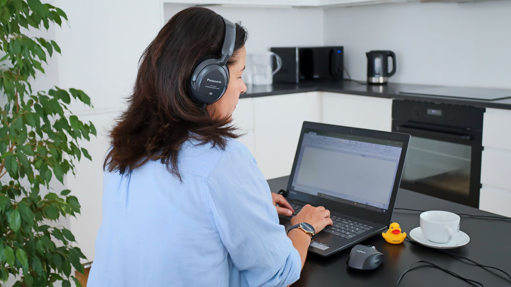 Žena pracujúca z domova, s notebookom a slúchadlami od Panasonicu_02