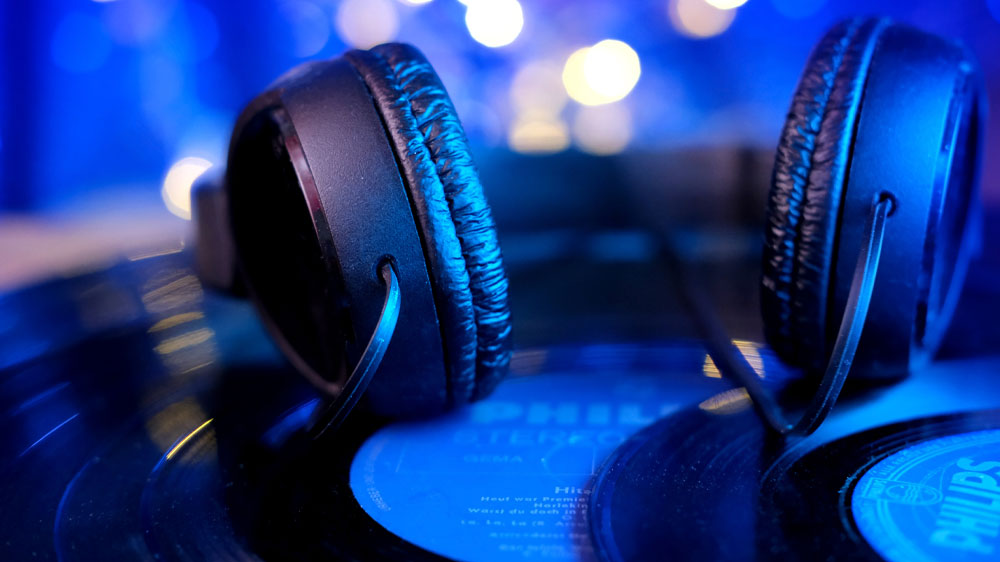 Sluchátka položena na gramofonové desce_02