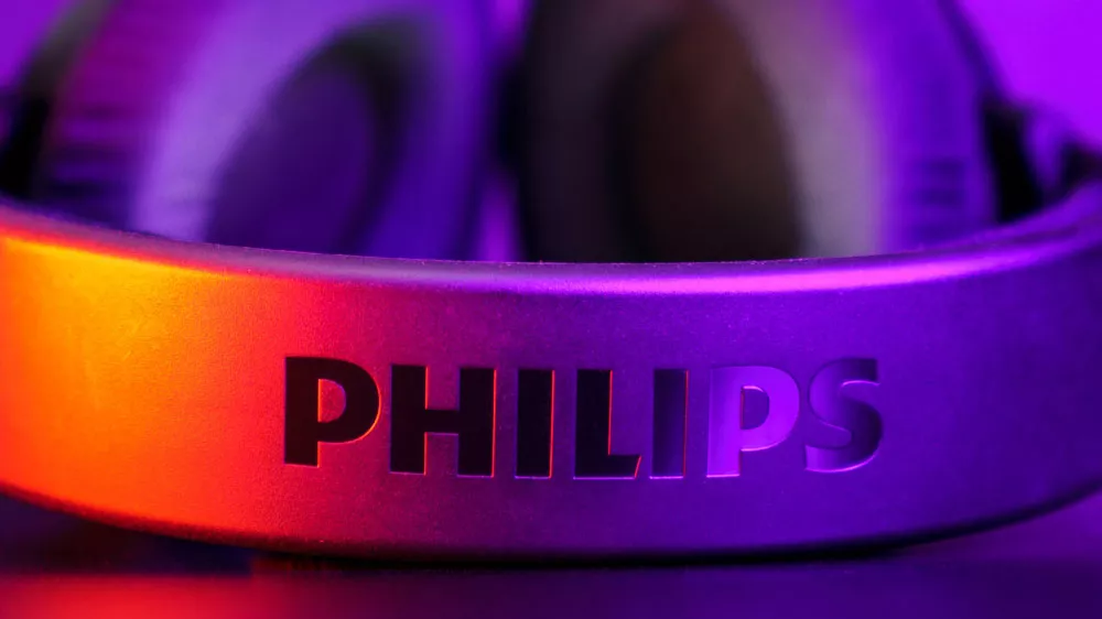 Hlavový most se značkou Philips v barevném osvětlení_03