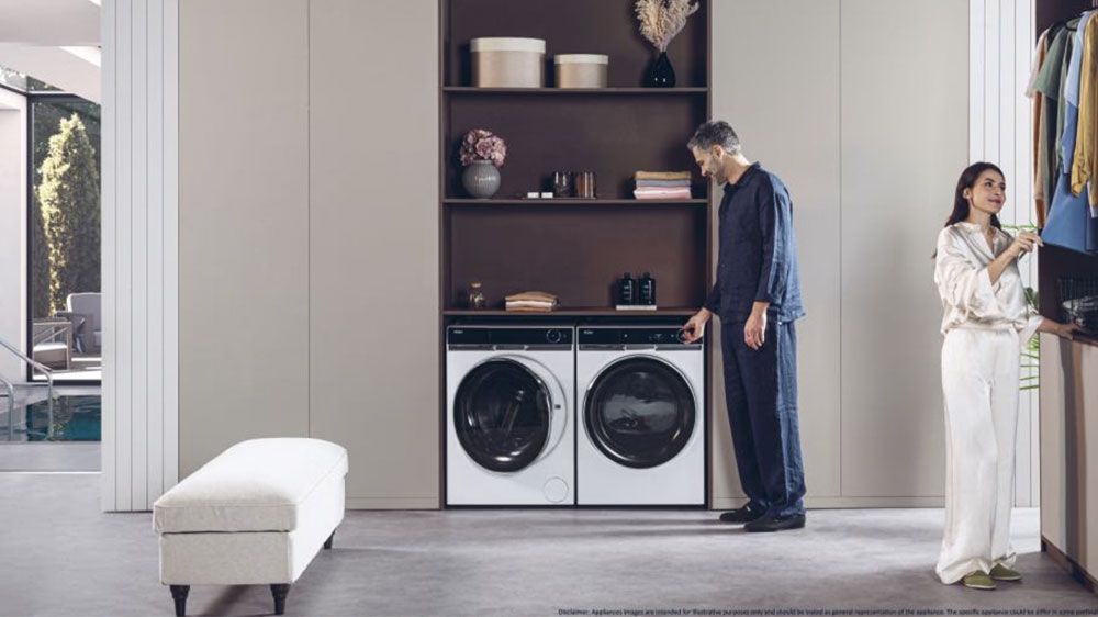 muž ovládající sušičku zabudovanou v šatně a jeho žena si mezitím vybírá oblečení_04