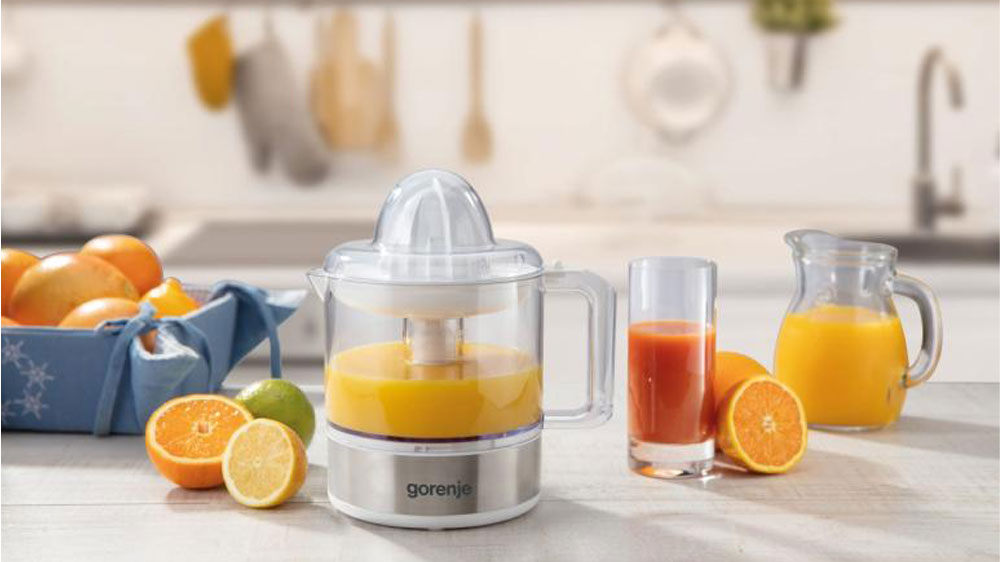 Lis na citrusy Gorenje CJ30E na kuchynskej linke s pripravenou vytlačenou citrusovou šťavou_02