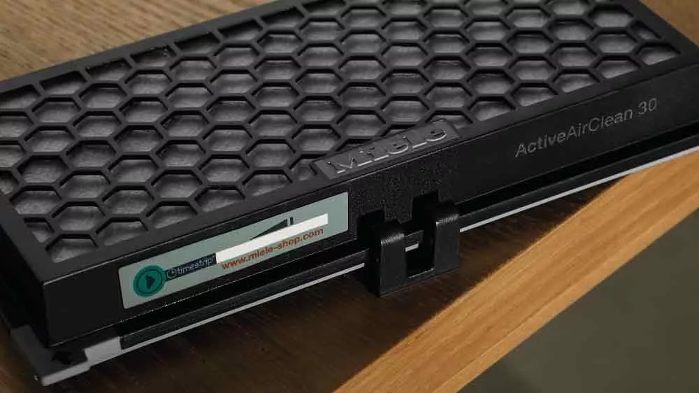 Filtr Miele Active AirClean s indikac&iacute; Timestrip SF-AA 30 na okraji stolu_02