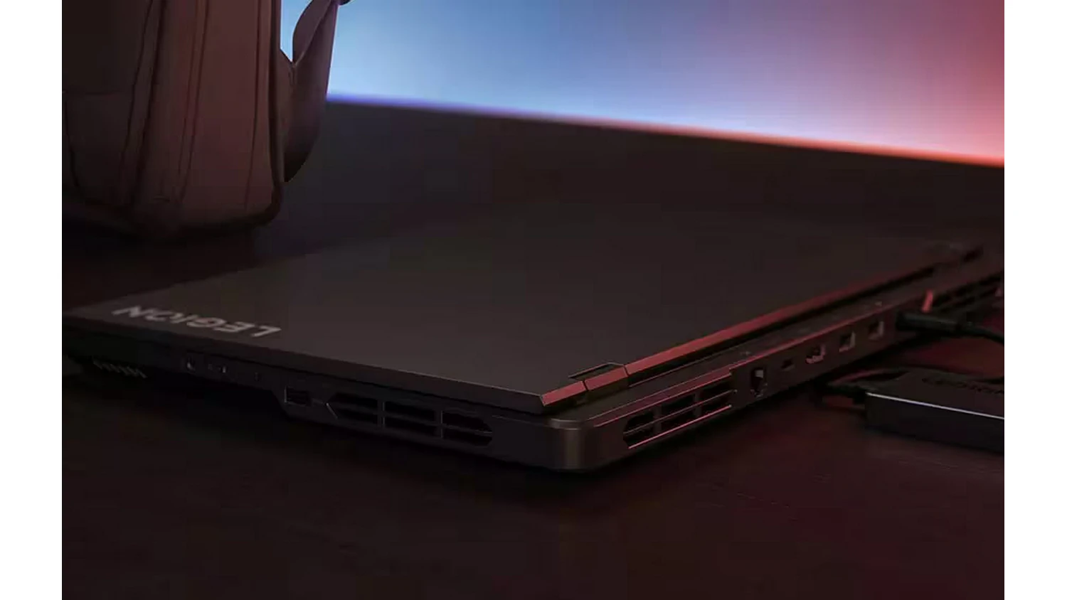 Lenovo Legion PRO 5 na stole pripojenie k hubu
