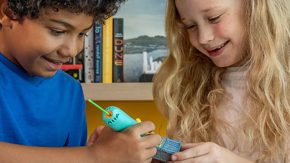 Děti tvořící s 3D perem s náplní 3Doodler ECO-PCL pro 3D pero Start+ 75ks – neon (3DS-ECO-MIX4-75)_02