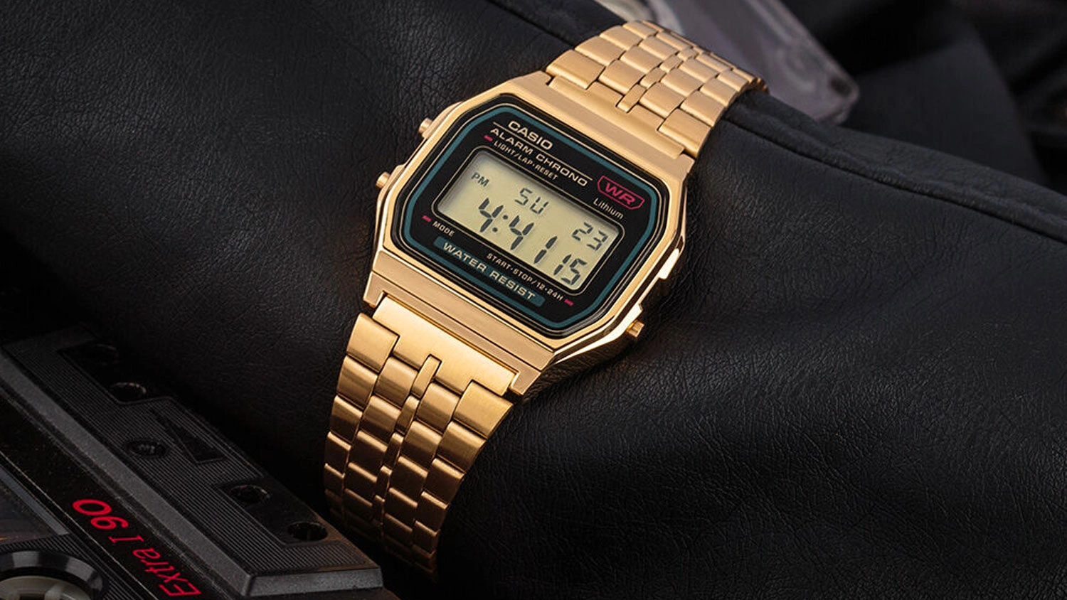 Náramkové hodinky Casio VINTAGE A159WGEA-1EF na koženém stojanu