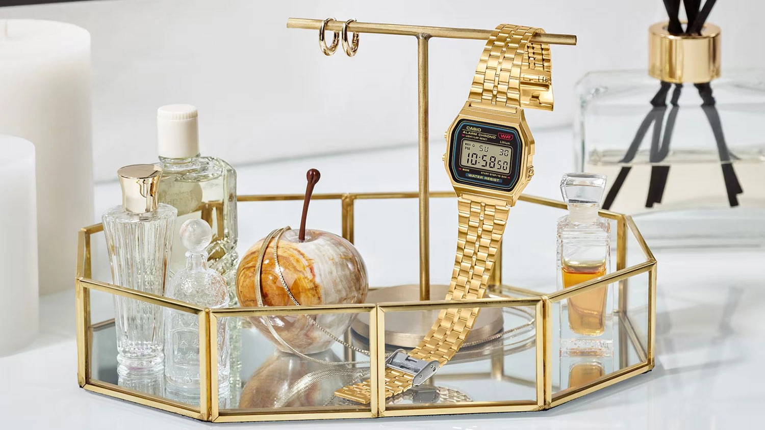 Náramkové hodinky Casio VINTAGE A159WGEA-1EF mezi šperky