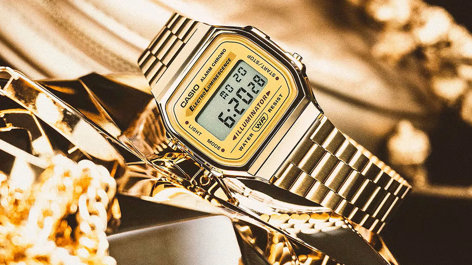 Náramkové hodinky Casio VINTAGE A168WG-9EF na zlatém pozadí