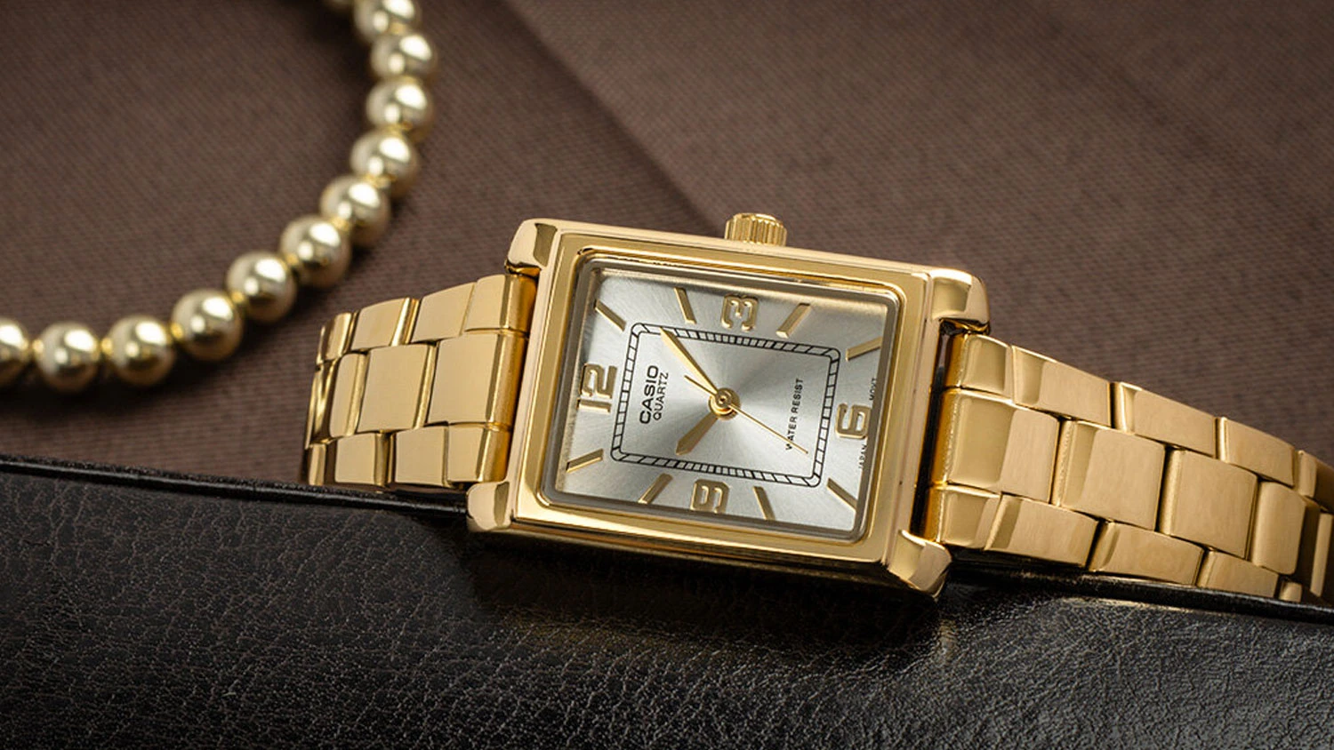 D&aacute;mske n&aacute;ramkov&eacute; hodinky Casio COLLECTION LTP-1234PG-7AEF vedľa n&aacute;ramku