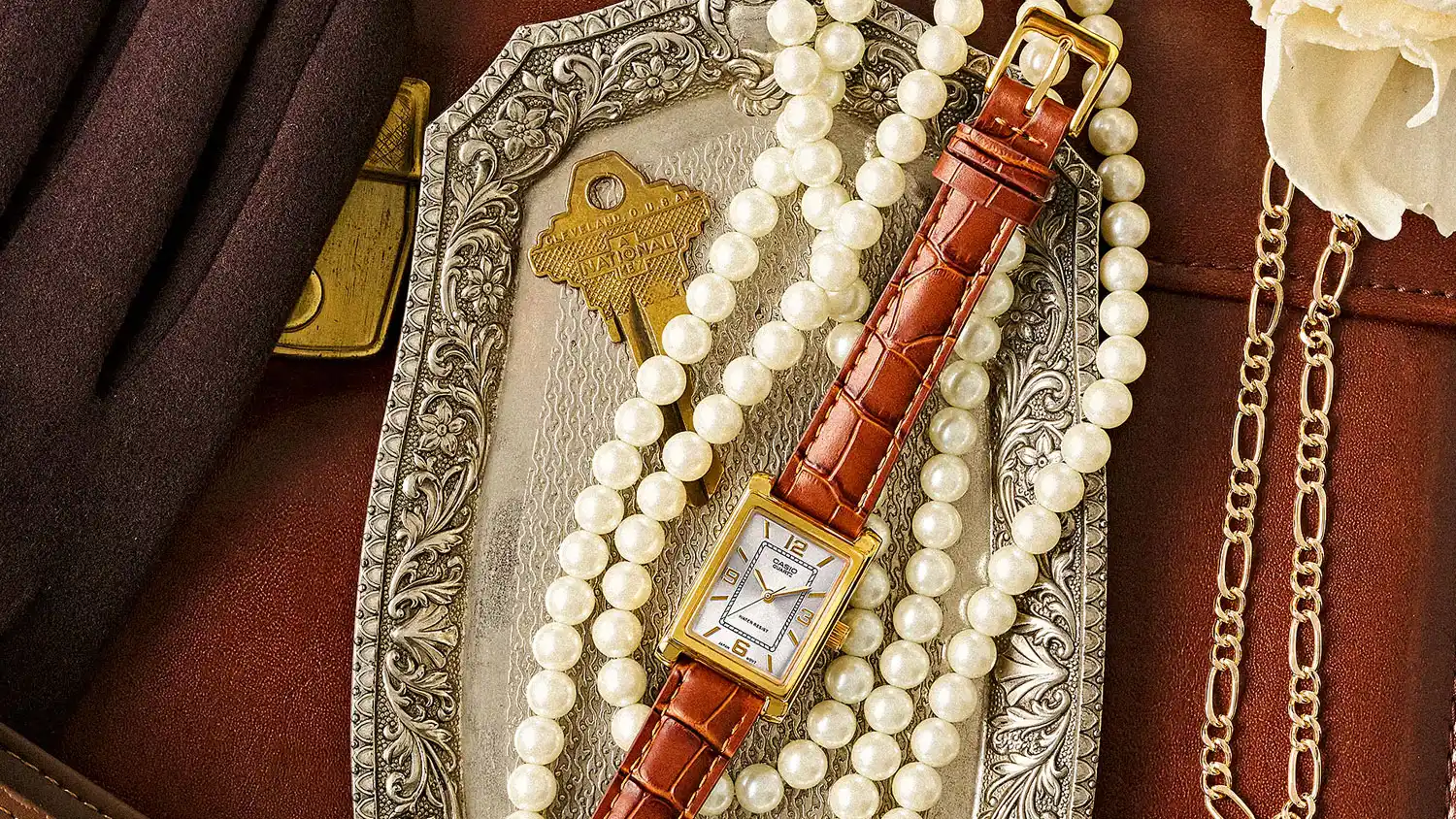 D&aacute;msk&eacute; n&aacute;ramkov&eacute; hodinky Casio COLLECTION LTP-1234PGL-7AEF mezi &scaron;perky