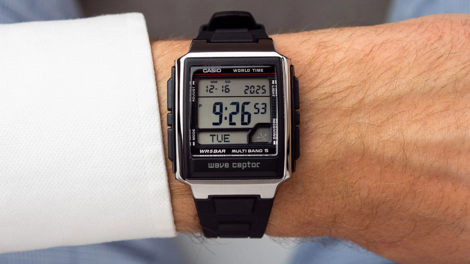 P&aacute;nsk&eacute; n&aacute;ramkov&eacute; hodinky Casio WV-59R-1AEF na ruke