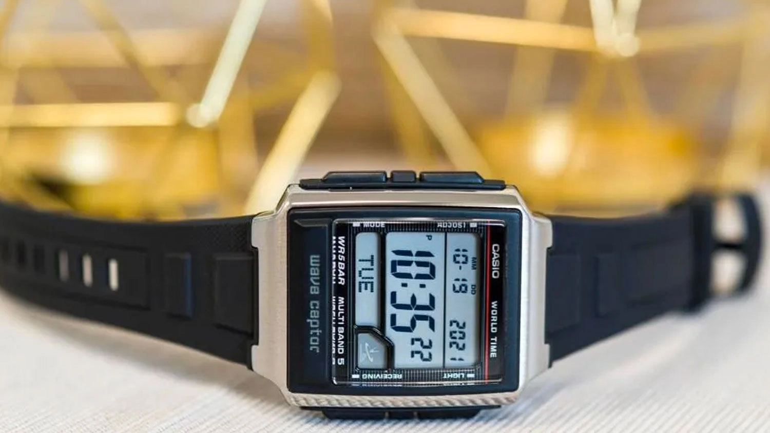 P&aacute;nsk&eacute; n&aacute;ramkov&eacute; hodinky Casio WV-59R-1AEF položen&eacute; na stole