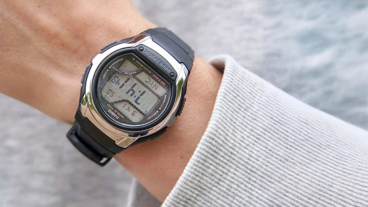 P&aacute;nsk&eacute; n&aacute;ramkov&eacute; hodinky Casio WV-58R-1AEF na ruke