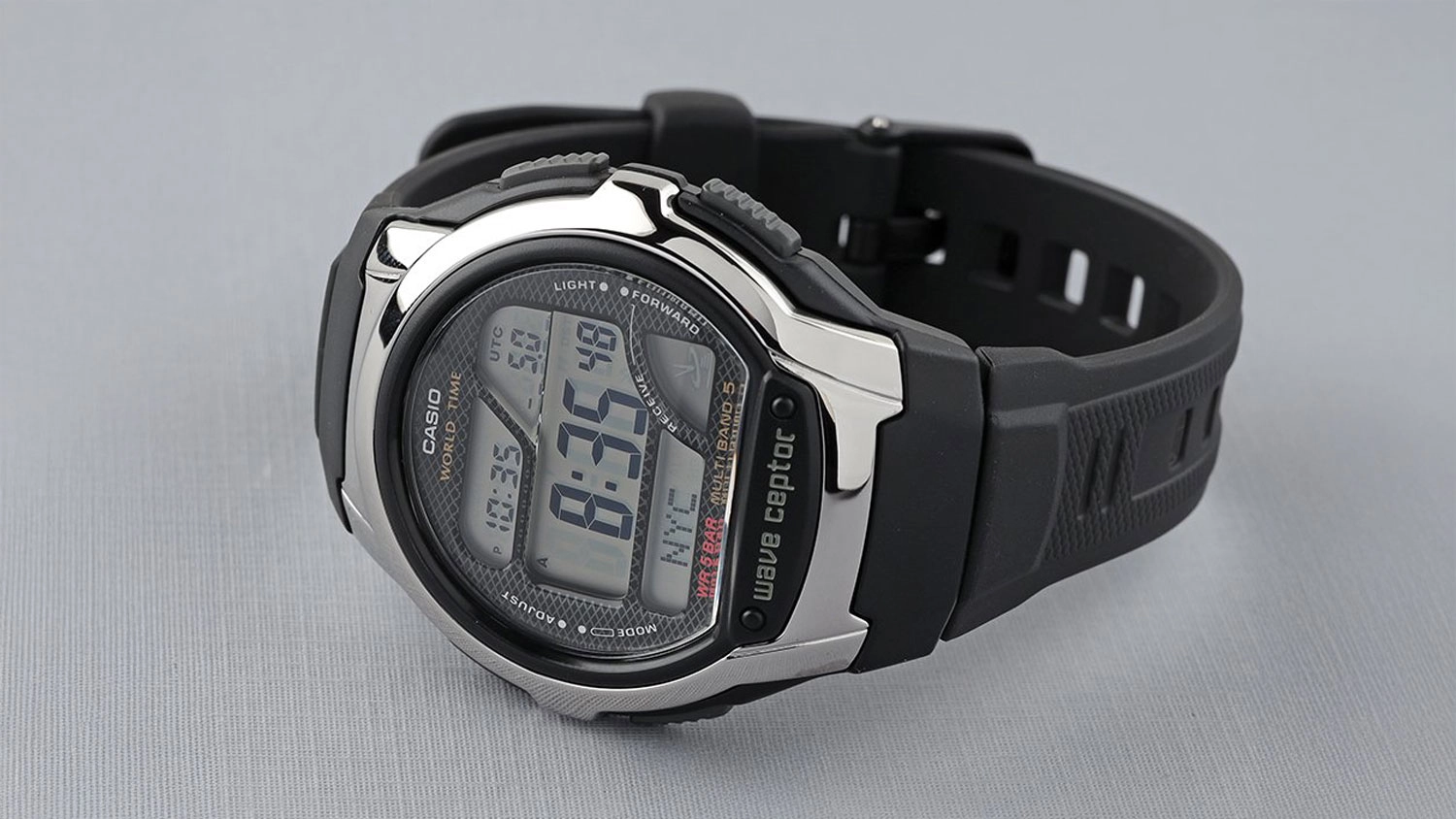 P&aacute;nsk&eacute; n&aacute;ramkov&eacute; hodinky Casio WV-58R-1AEF položen&eacute; na stole
