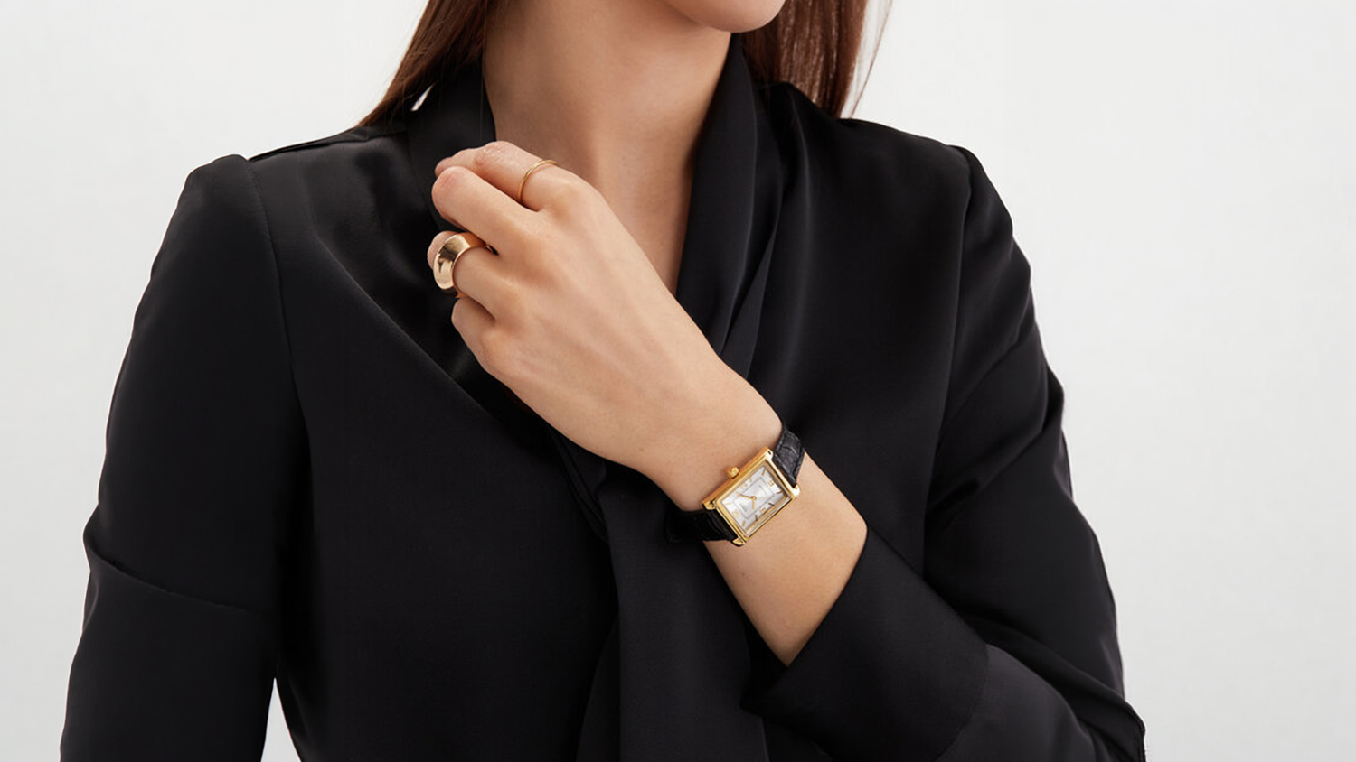 Elegantn&aacute; žena s hodinkami Casio COLLECTION LTP-1234PGL-7A2EF na ruke