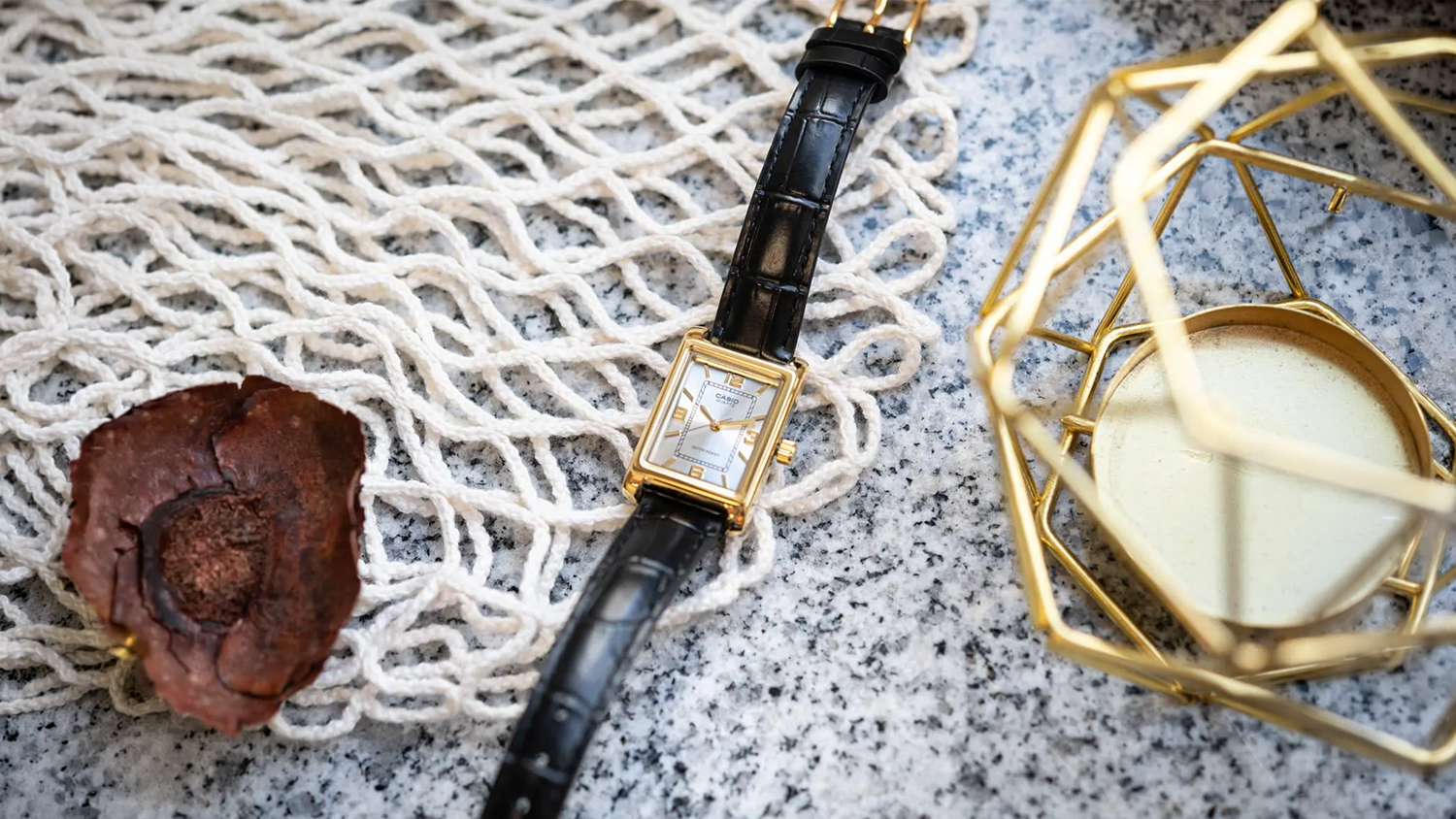 D&aacute;mske n&aacute;ramkov&eacute; hodinky Casio COLLECTION LTP-1234PGL-7A2EF na stole