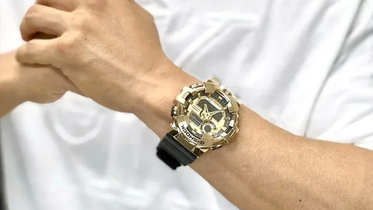 Muž v bielom tričku s hodinkami Casio GM-700G-9AER na ruke