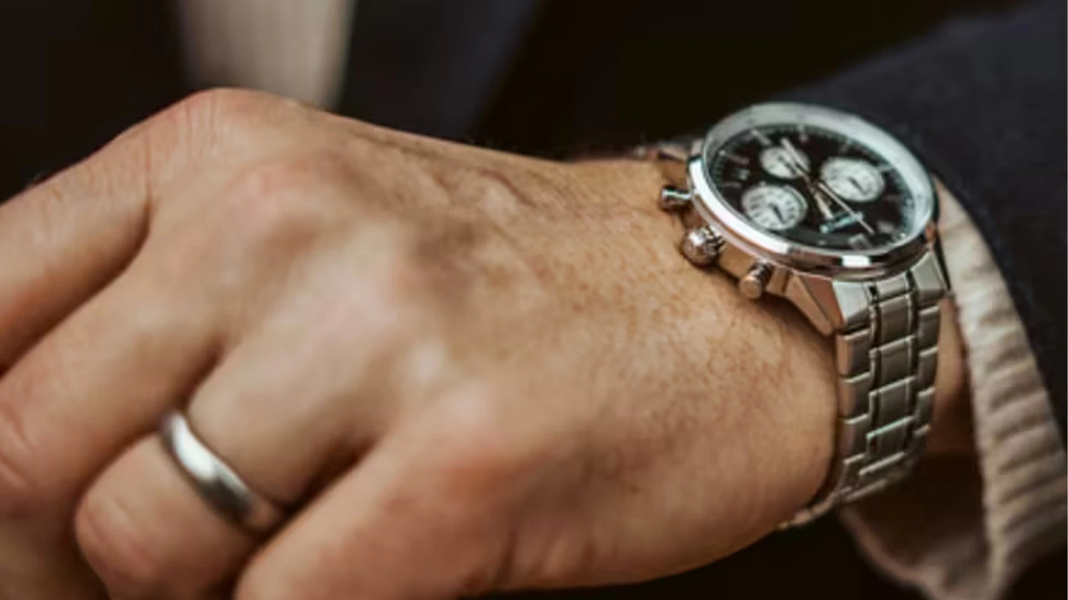 Hodinky Casio EFR-575D-1AEF na pánské ruce