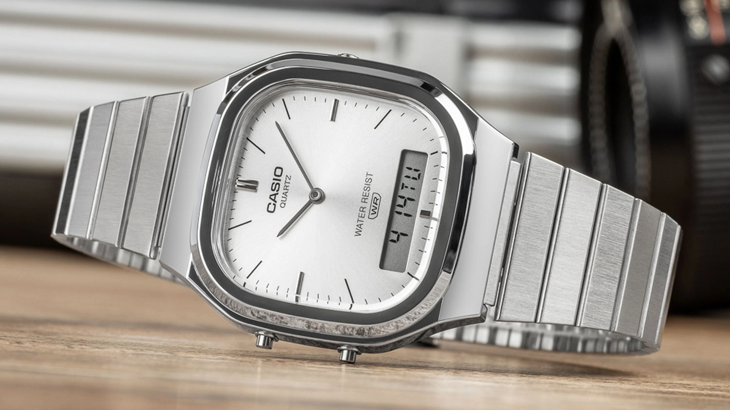 Náramkové hodinky Casio AQ-240E-7AEF položené na stole