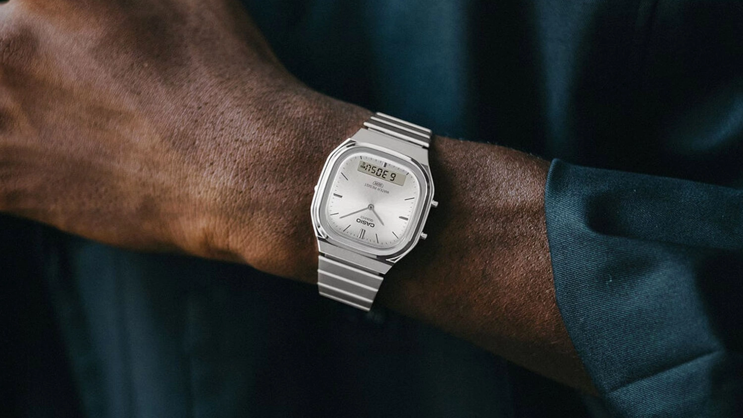 Náramkové hodinky Casio AQ-240E-7AEF na ruce