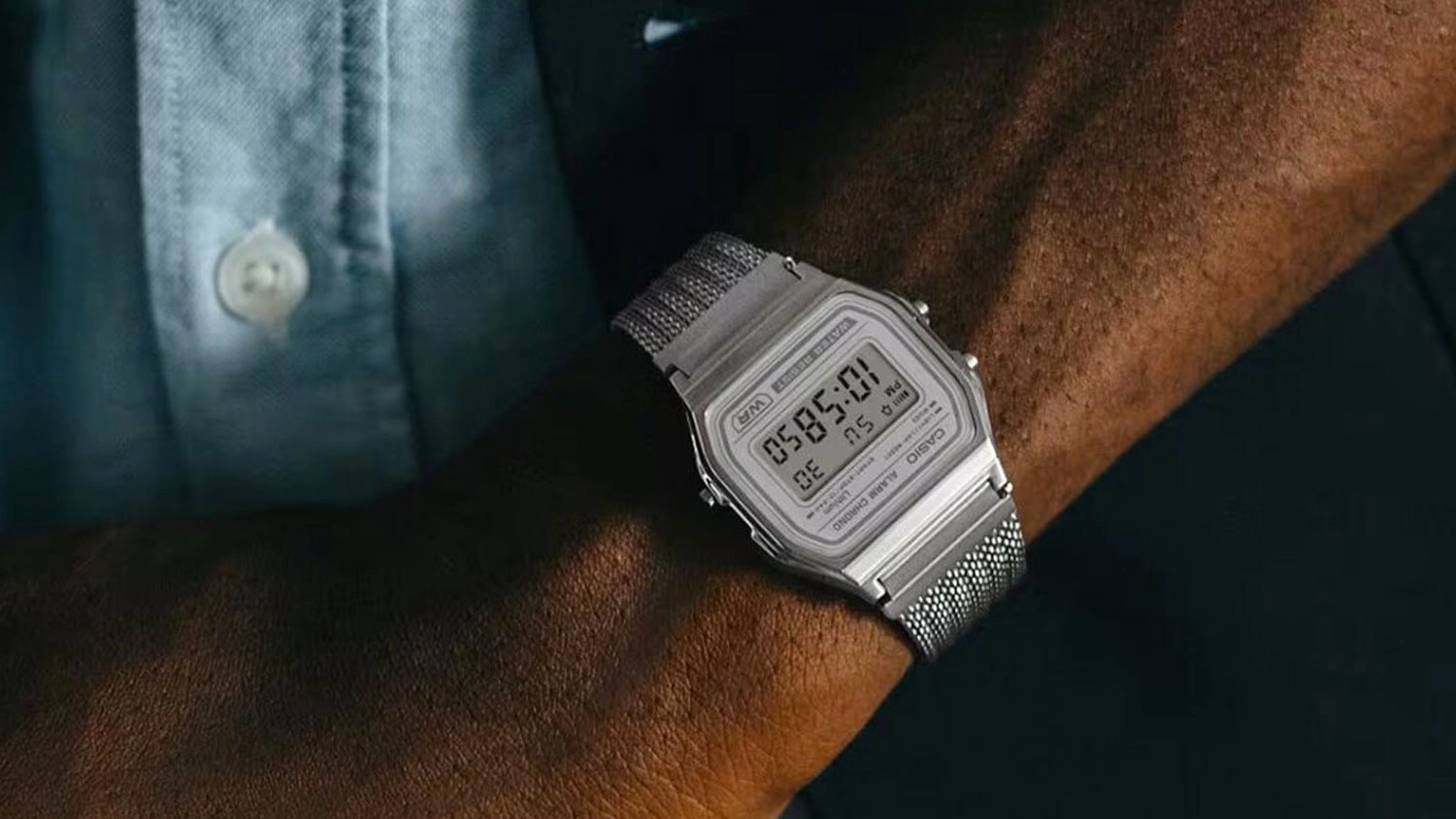 Unisex n&aacute;ramkov&eacute; hodinky Casio A158WEM-7EF na ruke