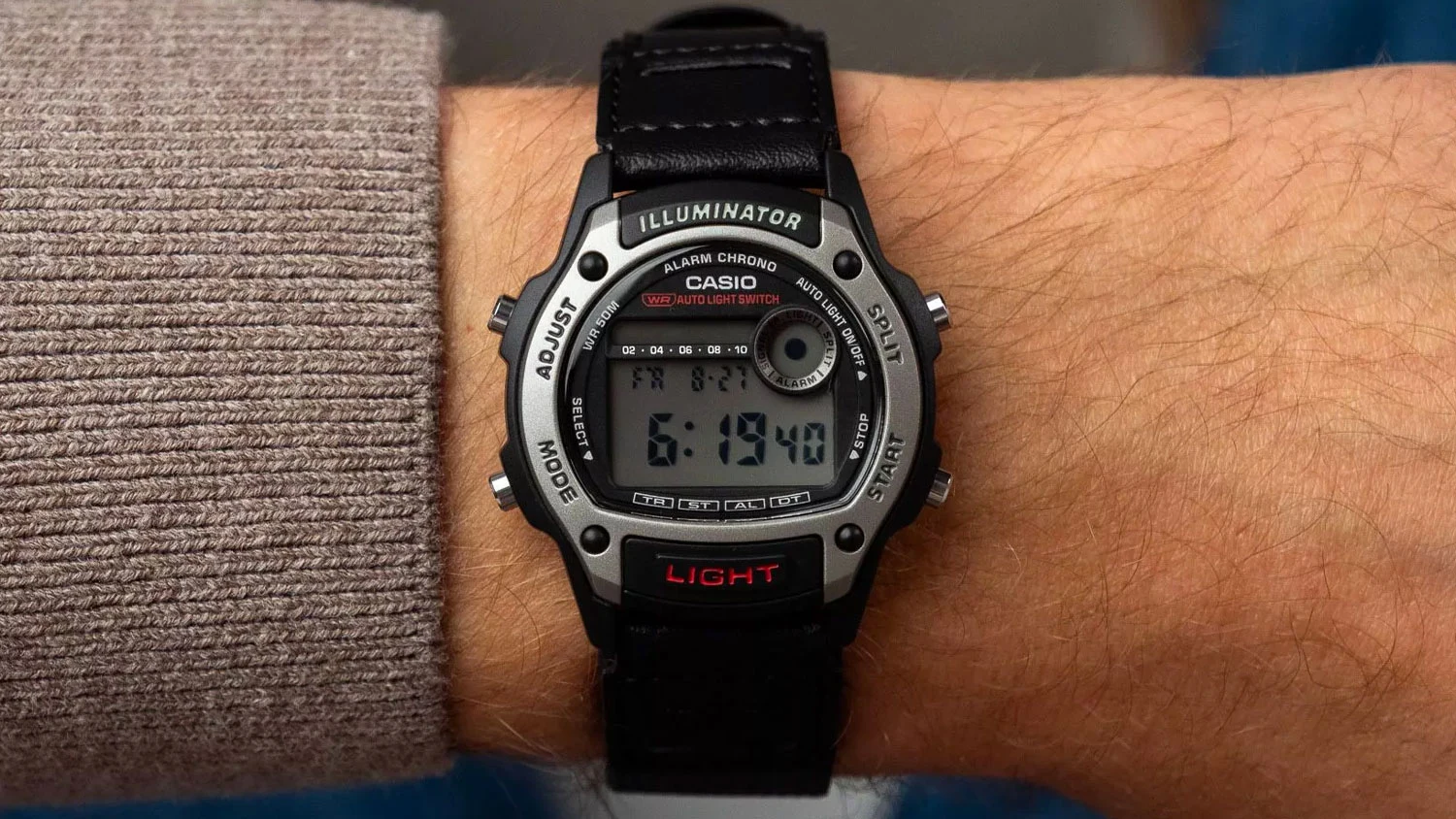 Náramkové hodinky Casio W-220HF-2AVEF na ruce