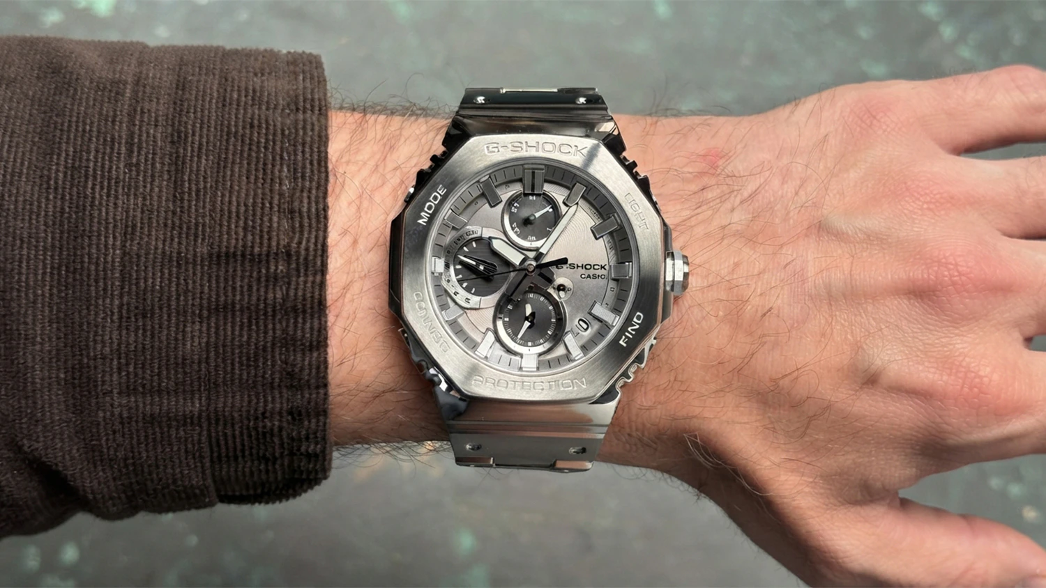 Náramkové hodinky Casio GMC-B2100ADS-1AER G-SHOCK na ruke.