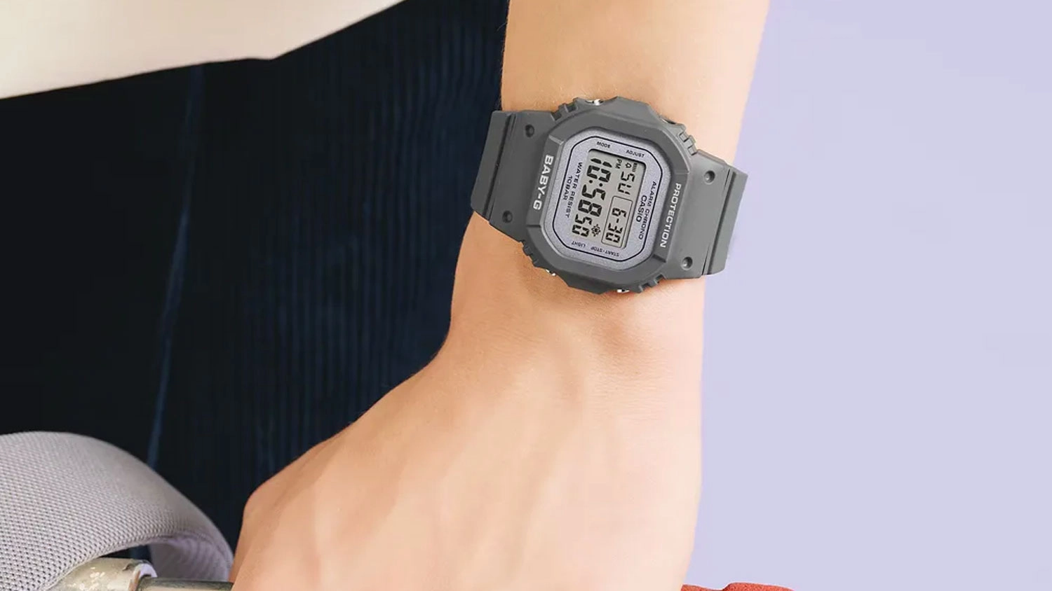 D&aacute;msk&eacute; n&aacute;ramkov&eacute; hodinky Casio BGD-565SC-1ER na ruke