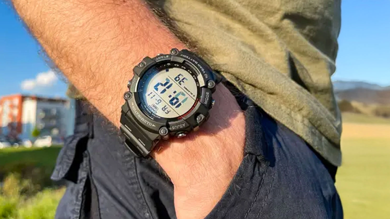 Muž m&aacute; na ruke n&aacute;ramkov&eacute; hodinky Casio AE-1500WHC-1AVEF