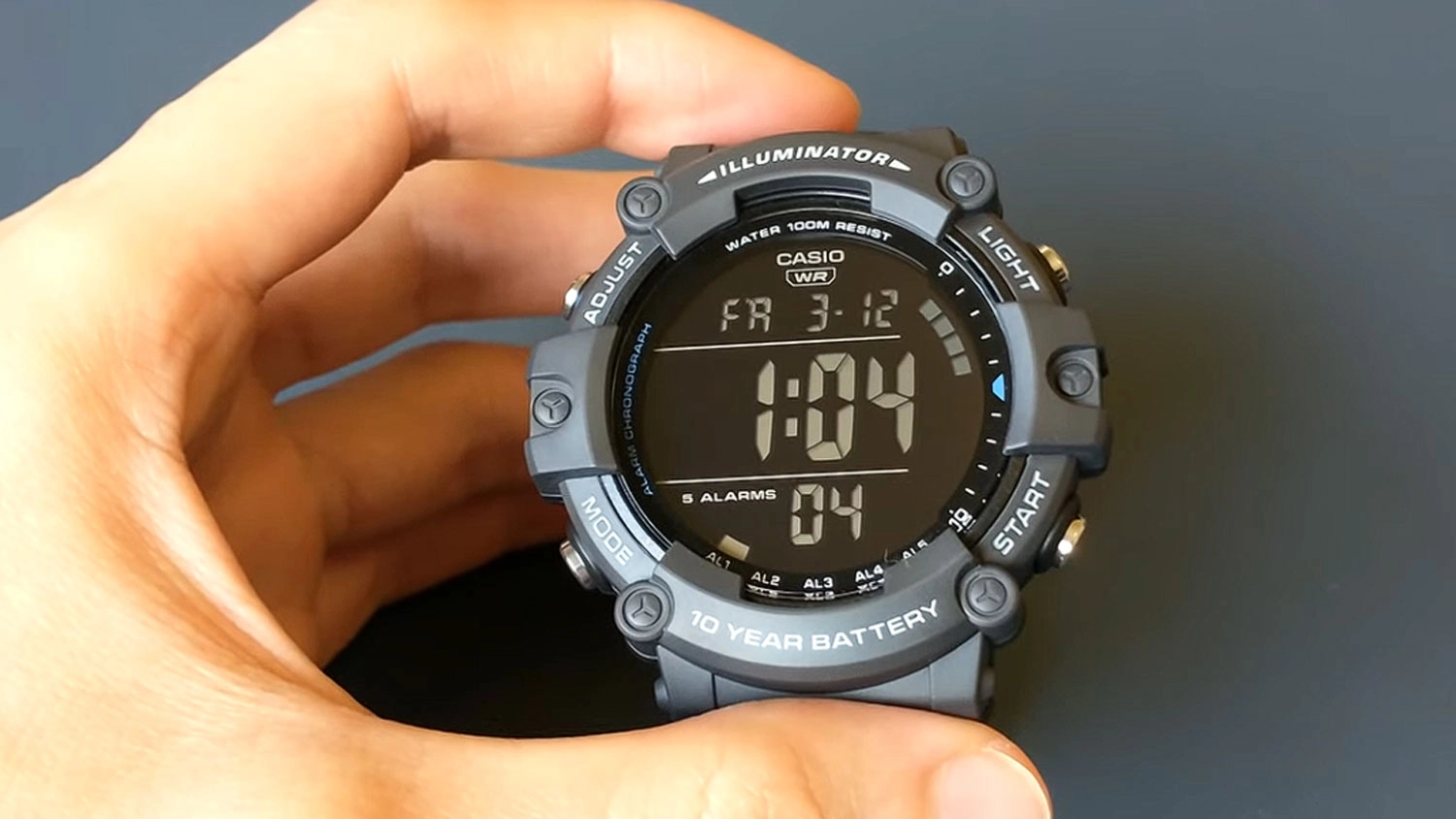 Ruka drž&iacute; p&aacute;nsk&eacute; n&aacute;ramkov&eacute; hodinky Casio AE-1500WHC