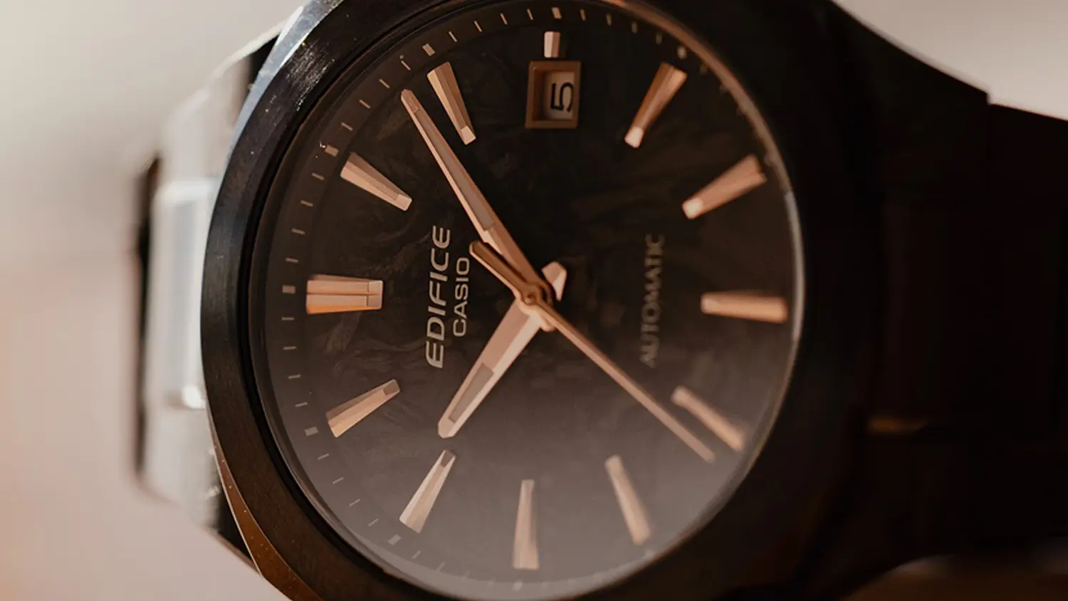 Pánské náramkové hodinky Casio EFK-200XPB-1AER položené na stole s detailem na ciferník