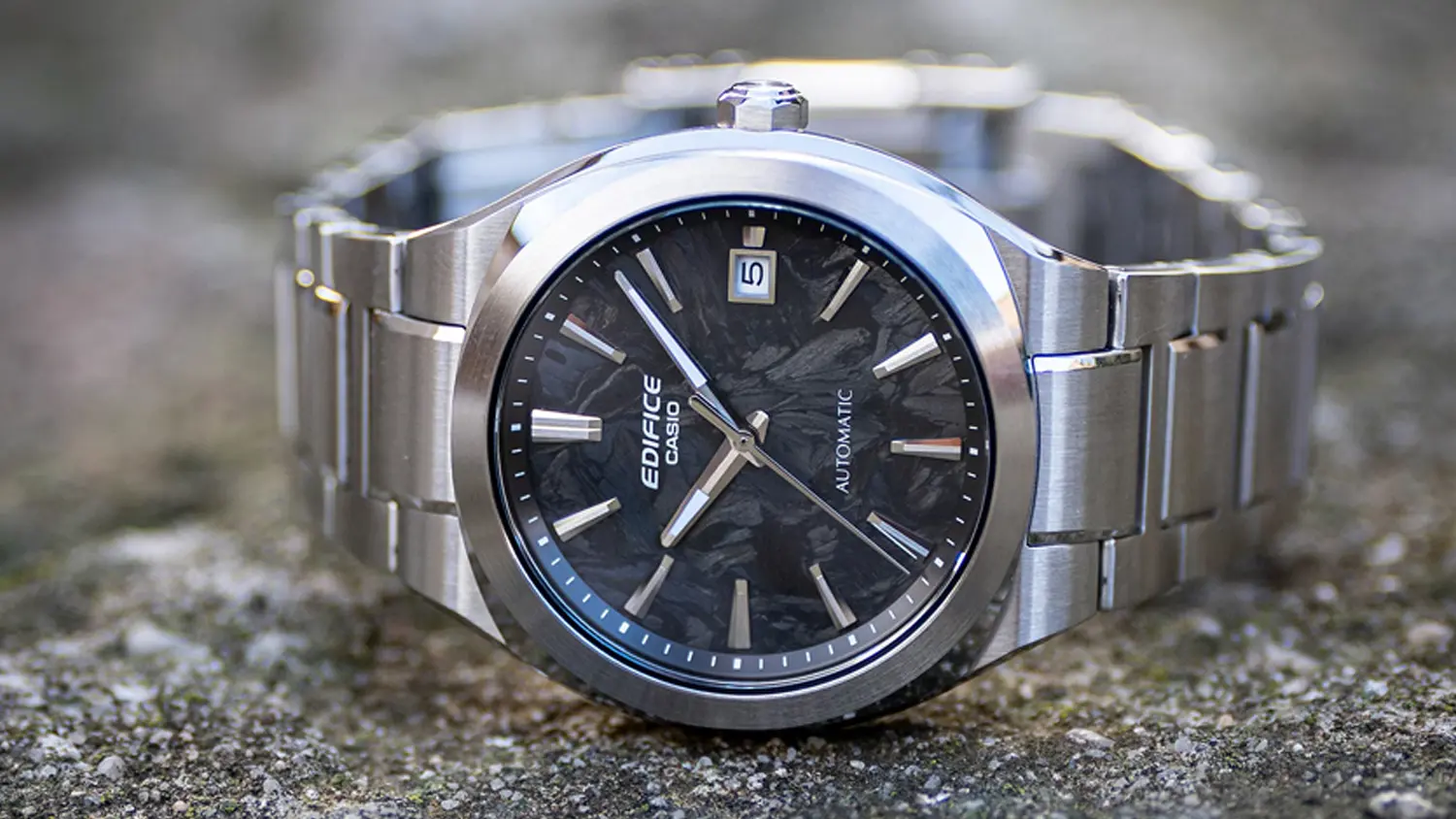 P&aacute;nske n&aacute;ramkov&eacute; hodinky Casio EFK-200CD-1AER položen&eacute; na zemi