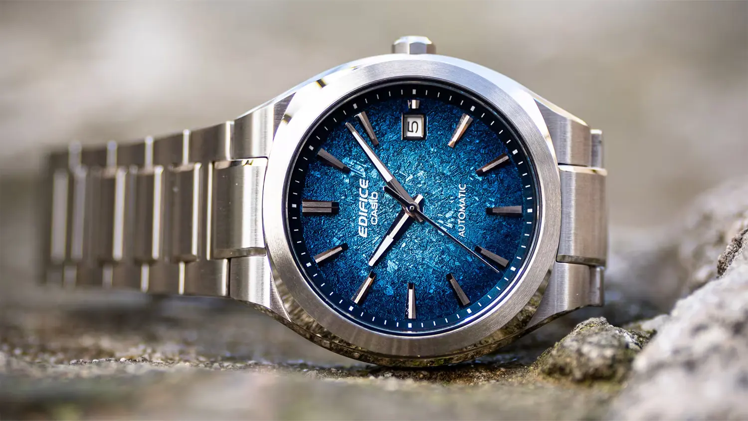 P&aacute;nsk&eacute; n&aacute;ramkov&eacute; hodinky Casio EFK-200D-2AER položen&eacute; na zemi