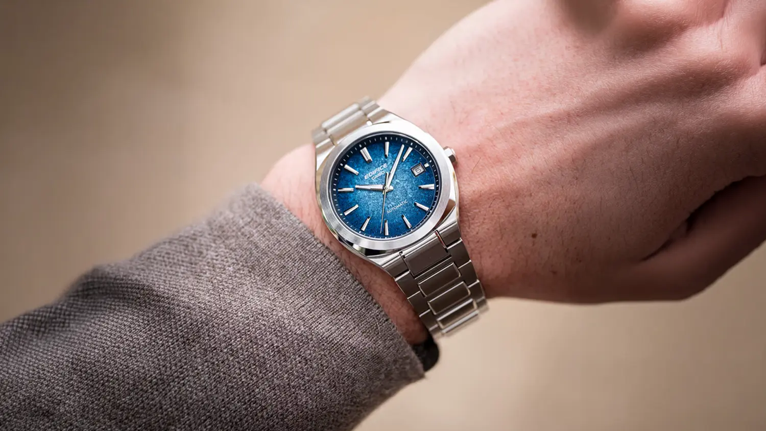 P&aacute;nsk&eacute; n&aacute;ramkov&eacute; hodinky Casio EFK-200D-2AER na ruce