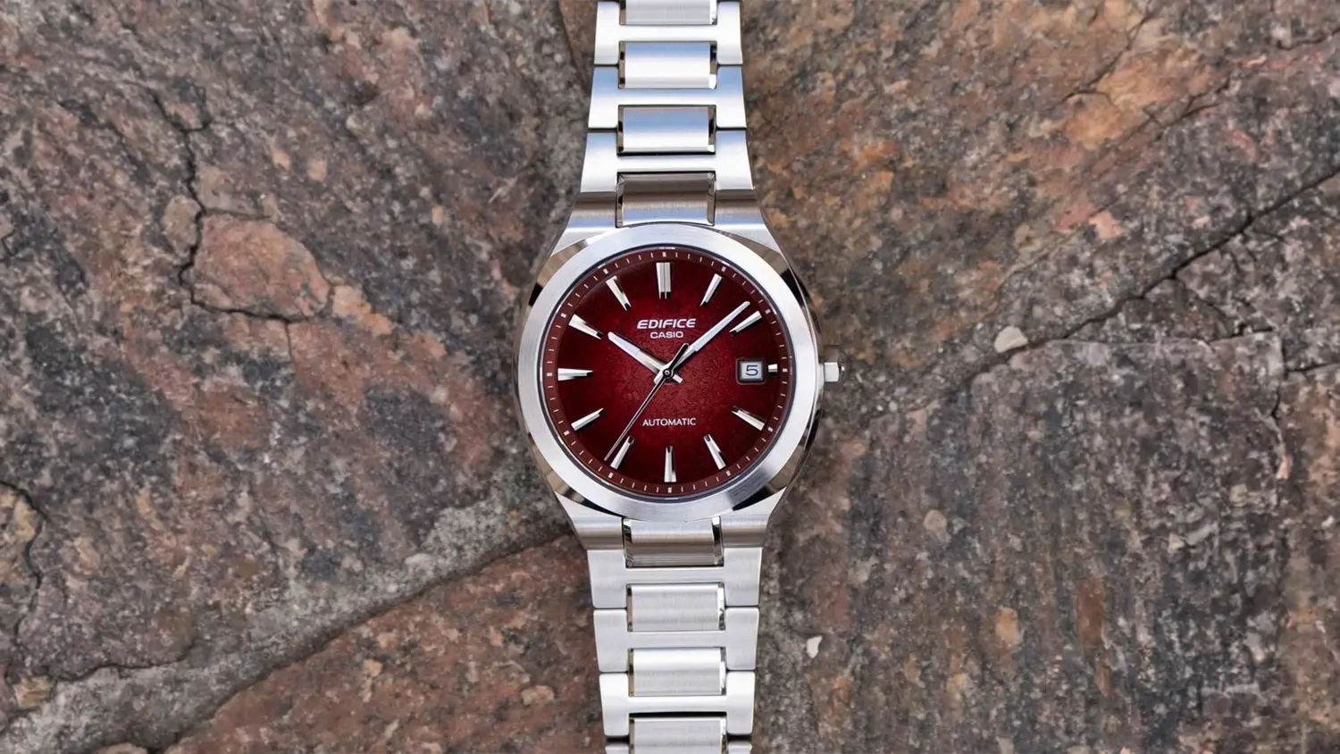 Pánské náramkové hodinky Casio EFK-200D-4AER položené na dlažbě