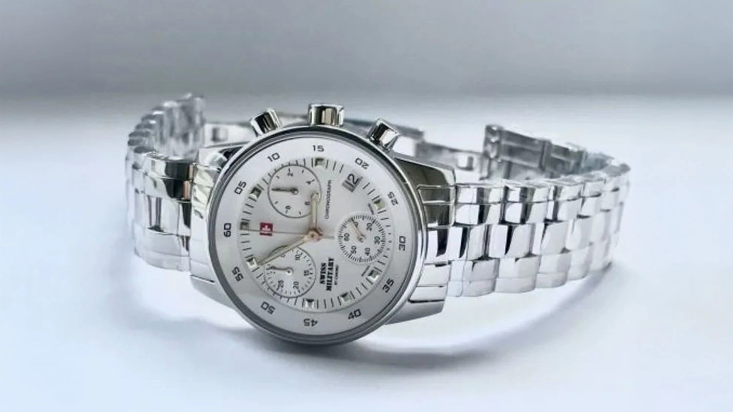 D&aacute;msk&eacute; n&aacute;ramkov&eacute; hodinky Swiss Military by Chrono SM34013.02 položen&eacute; na stole