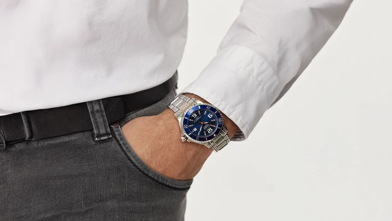Muž má na ruce náramkové hodinky Casio MTD-1053D-2AVES