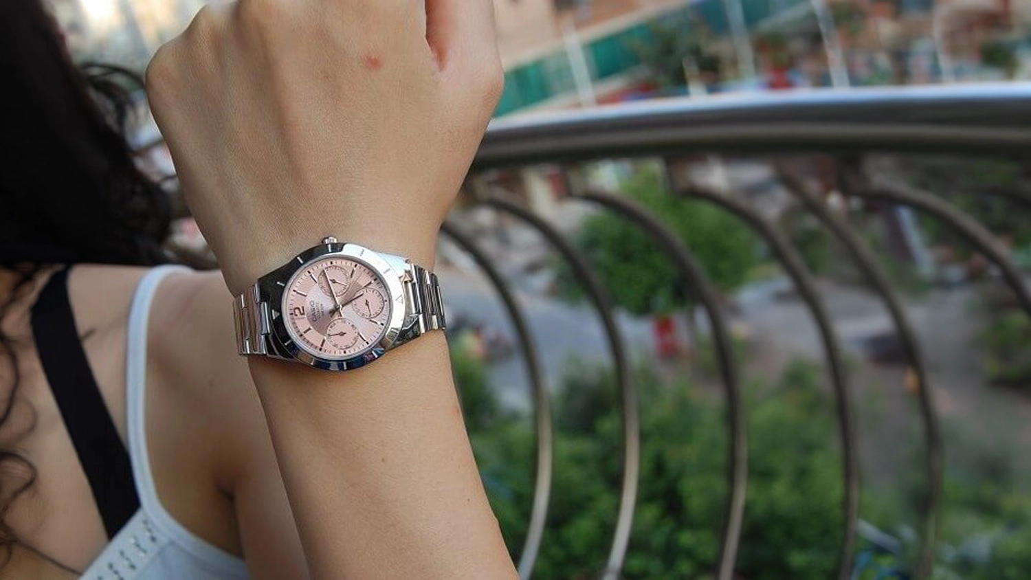 Žena ukazuje hodinky Casio na ruce