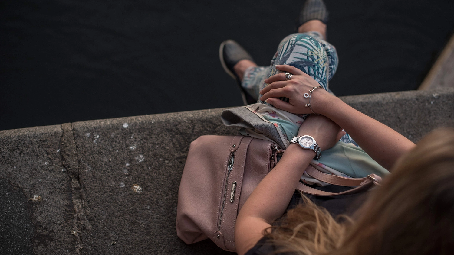 Žena sed&iacute; na n&aacute;břež&iacute; s hodinkami Casio na ruce