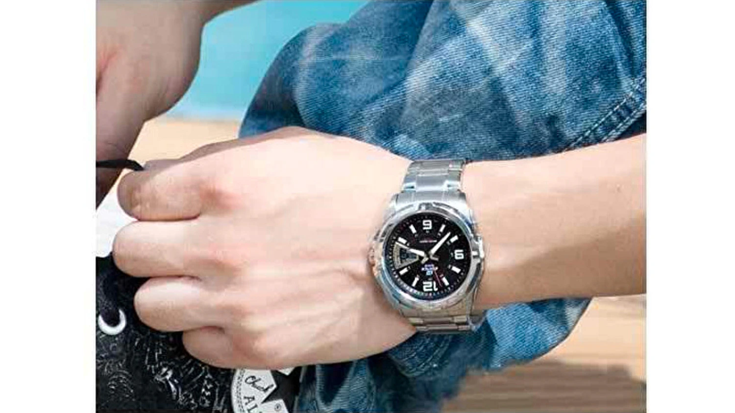 Stříbrné hodinky Casio nasazené na zápěstí