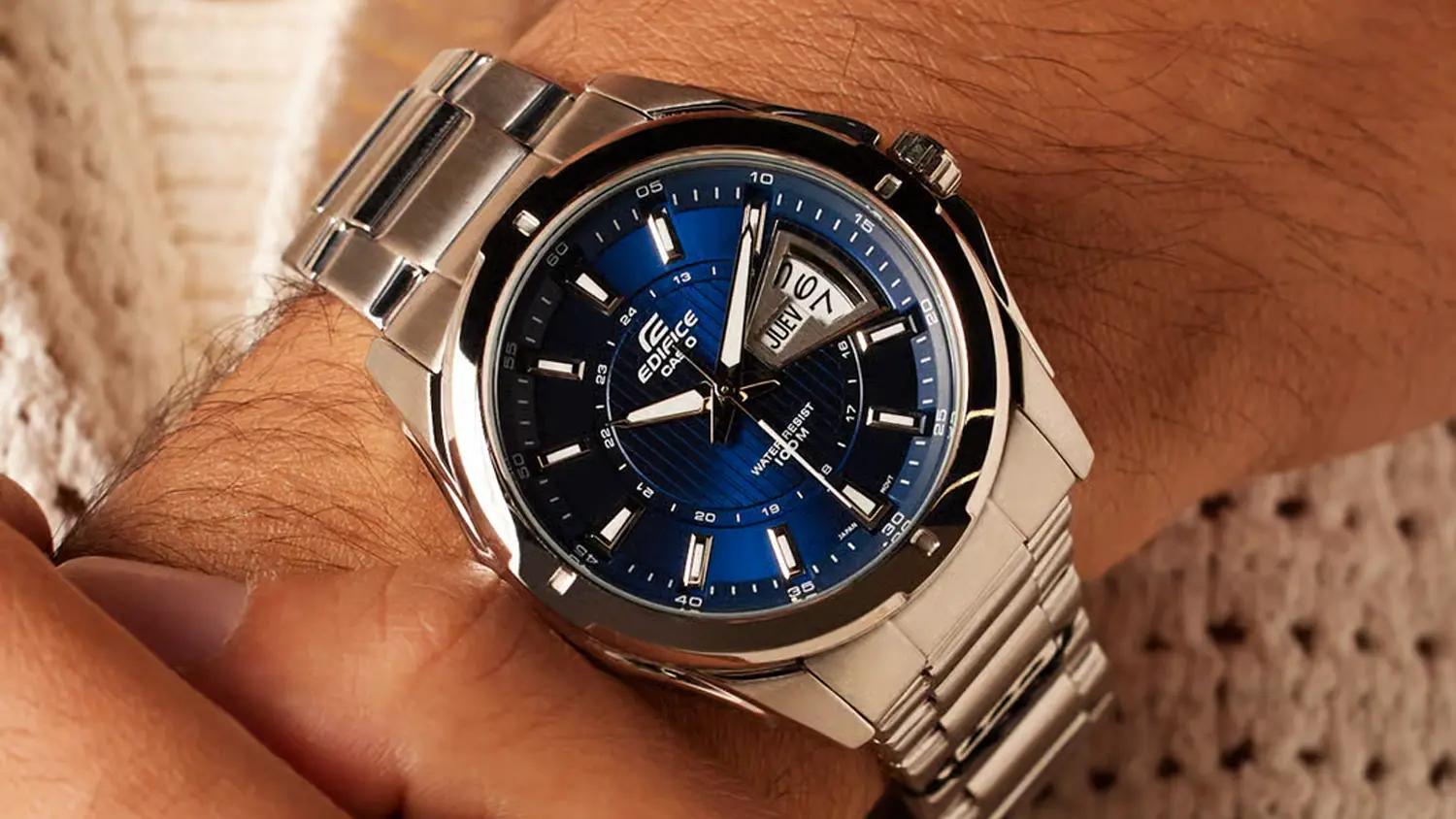 Elegantní hodinky Casio na pánském zápěstí.