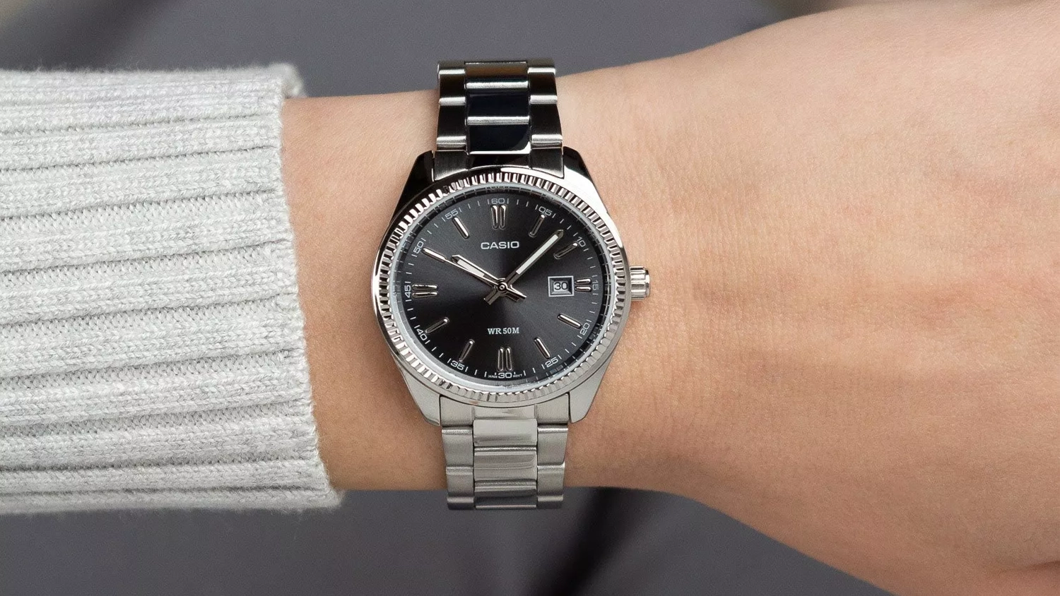 D&aacute;msk&eacute; n&aacute;ramkov&eacute; hodinky Casio LTP-1302PD-1A1VEG na ruce horn&iacute; pohled