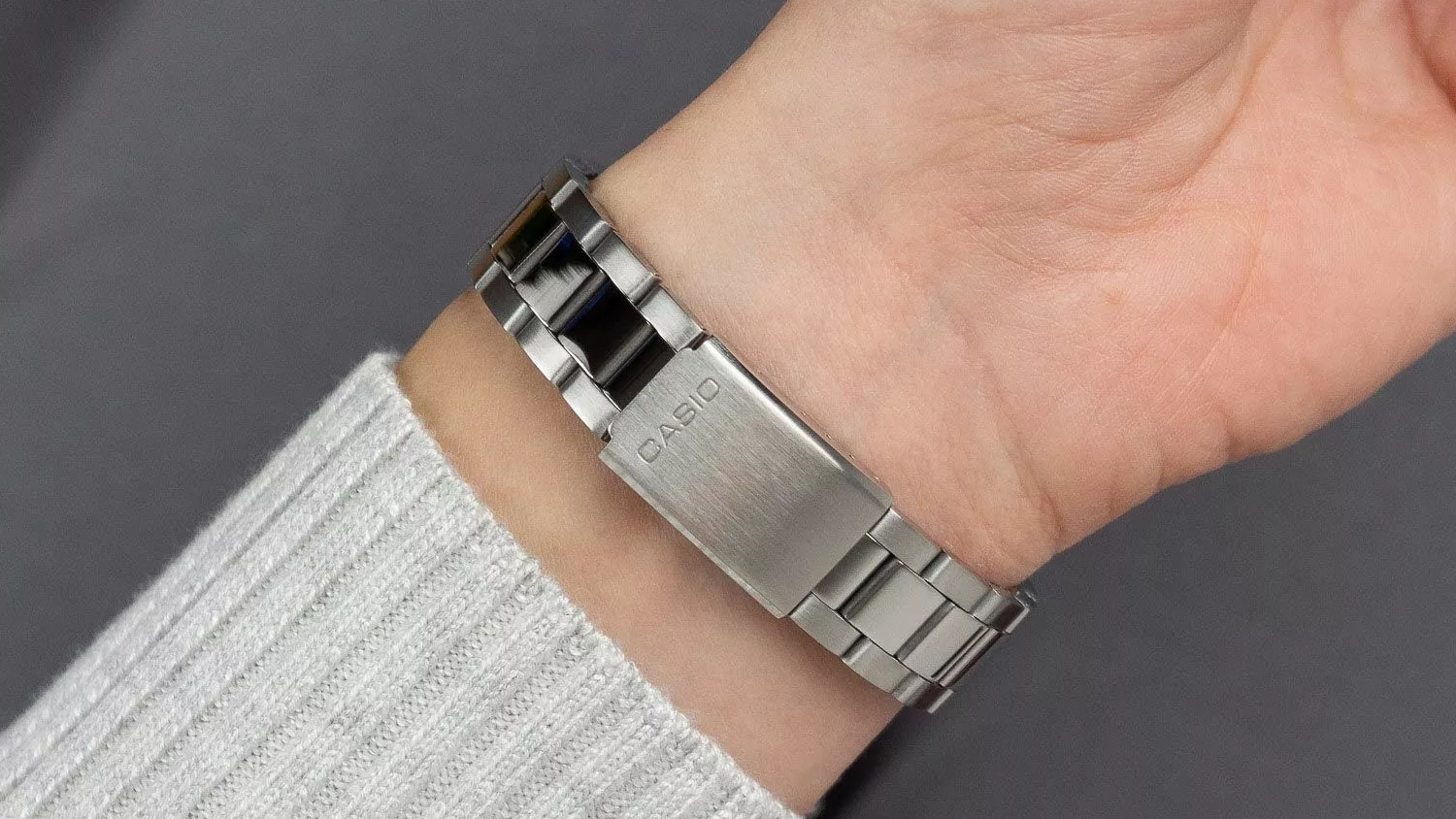 Pohled na sponu n&aacute;ramkov&yacute;ch hodinek Casio LTP-1302PD-1A1VEG