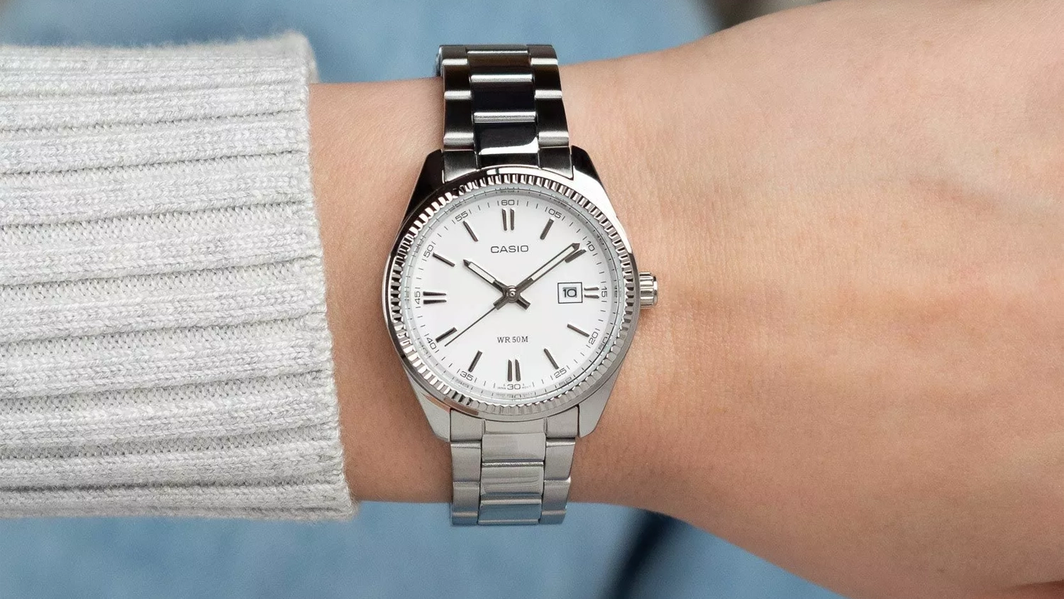 D&aacute;msk&eacute; n&aacute;ramkov&eacute; hodinky Casio LTP-1302PD-7A1 na ruke pohľad zhora