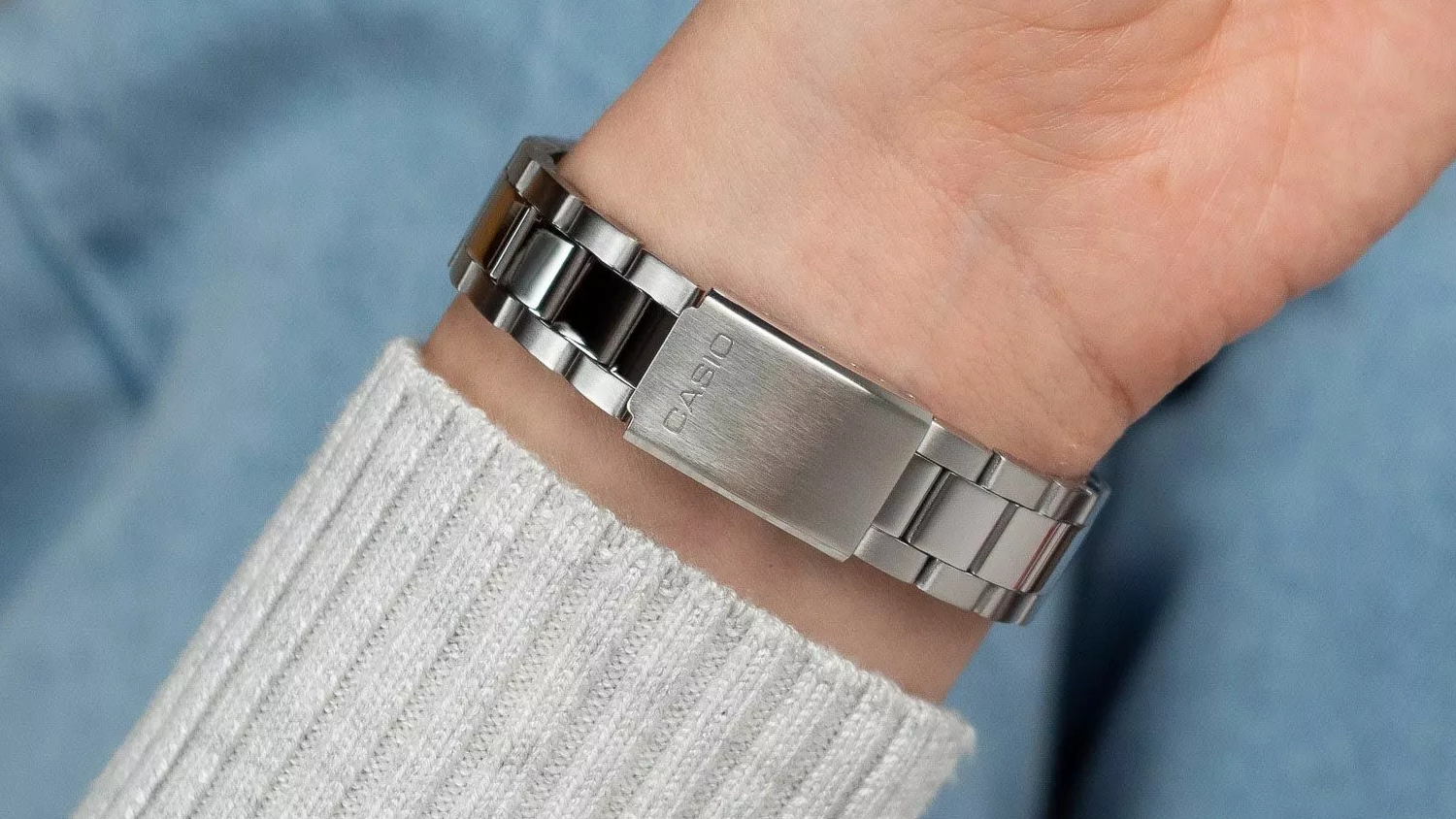 Pohľad na sponu n&aacute;ramkov&yacute;ch hod&iacute;n Casio LTP-1302PD-7A1