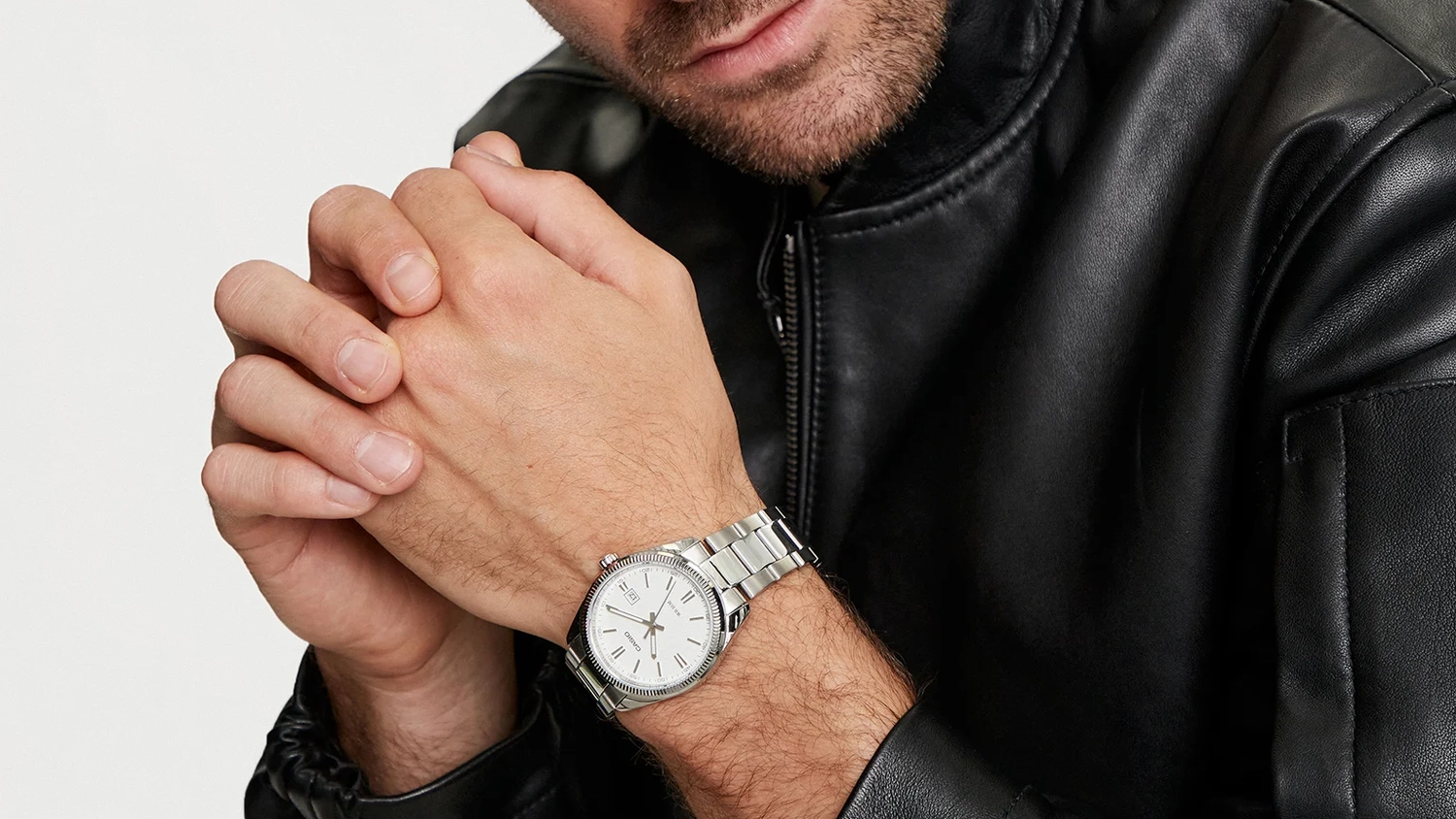 Muž m&aacute; na ruce n&aacute;ramkov&eacute; hodinky Casio MTP 1302D-7A1