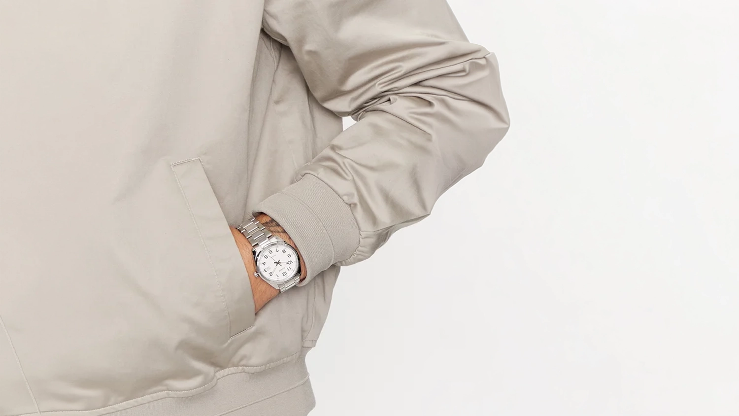 Muž m&aacute; na ruce n&aacute;ramkov&eacute; hodinky Casio MTP-1302PD-7BVEF
