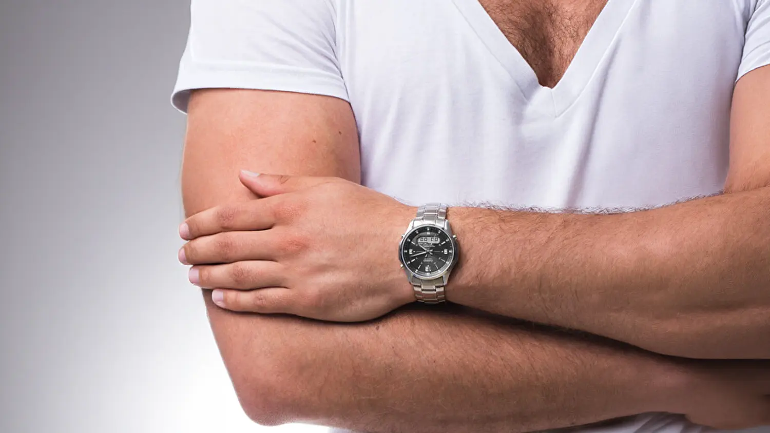 P&aacute;nsk&eacute; n&aacute;ramkov&eacute; hodinky Casio LCW-M100DSE-1AER z detailu.